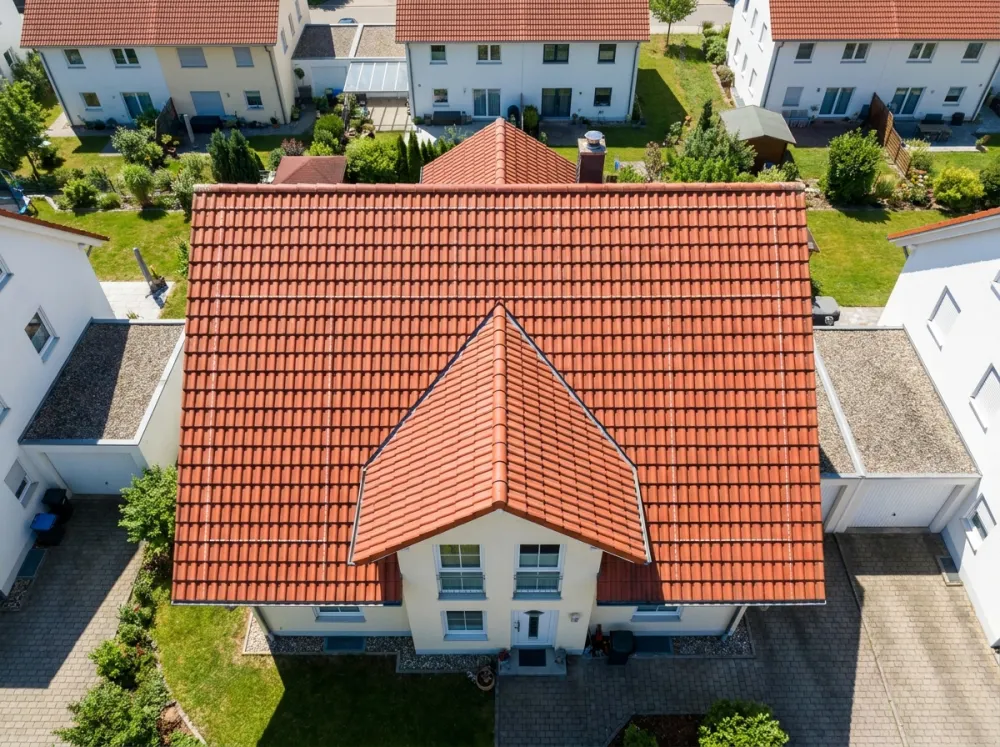Drohnenvermessung eines Dachs für die Photovoltaik-Planung – maßstabsgetreues Orthofoto und 3D-Dachmodell