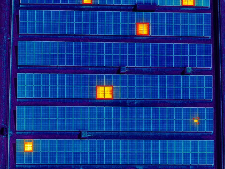 Thermografische Drohnen-Inspektion einer Photovoltaikanlage – Wärmebild zeigt defekte Module und Hotspots